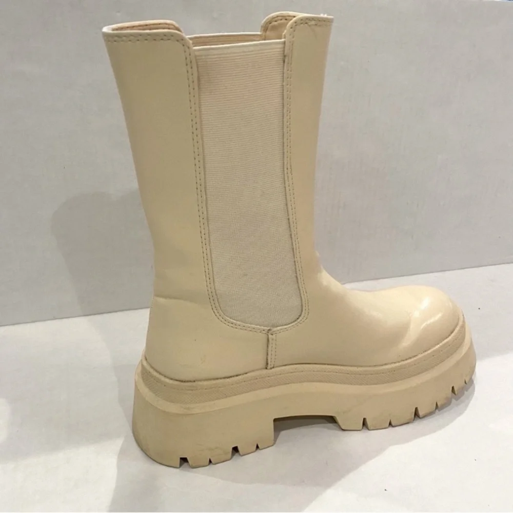 Pull&Bear cream vinyl Chelsea style pull on platform rubber rain boot size 36